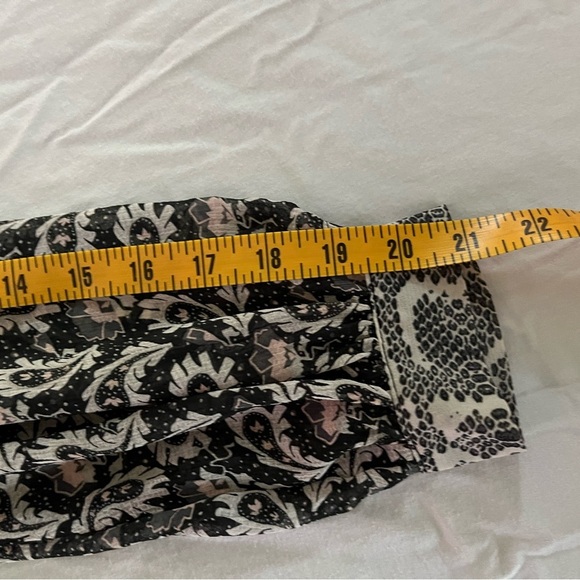 Elegant Black and White Patterned Women's Top - Picture 12 of 14